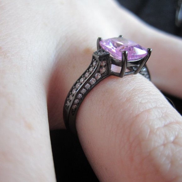 Stunning Black & Silver Ring with pink stone - Picture 2 of 5